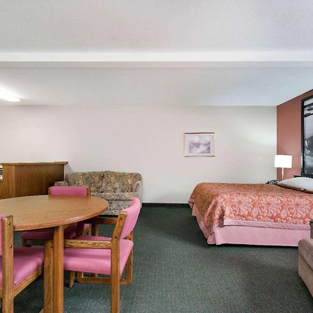 Super 8 By Wyndham Perham Hotel Exterior photo