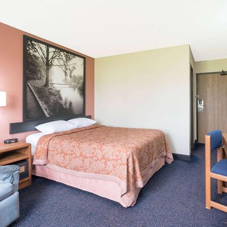 Super 8 By Wyndham Perham Hotel Exterior photo
