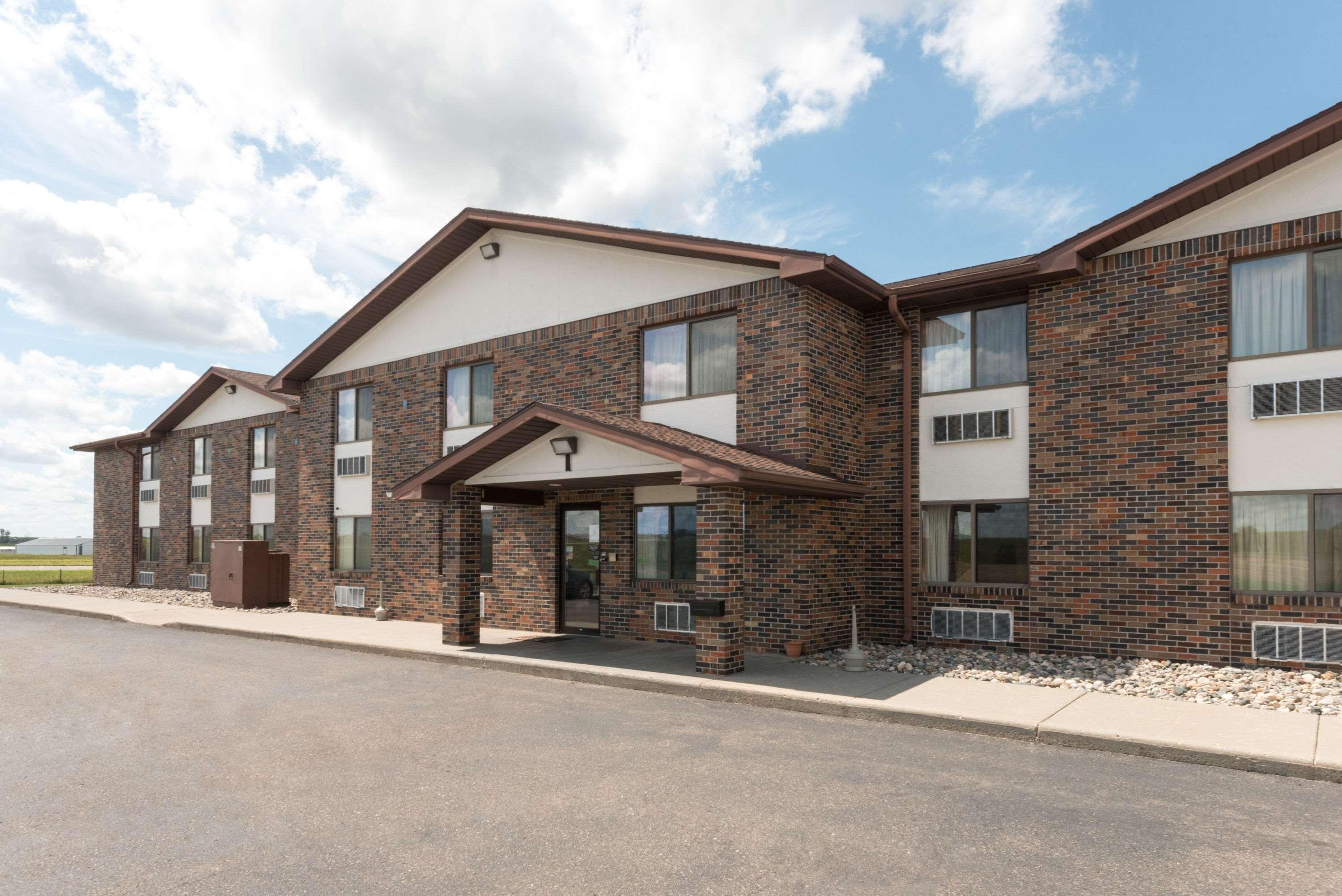 Super 8 By Wyndham Perham Hotel Exterior photo