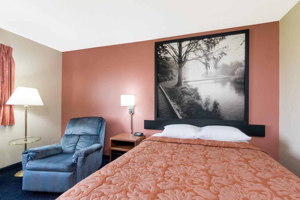 Super 8 By Wyndham Perham Hotel Exterior photo
