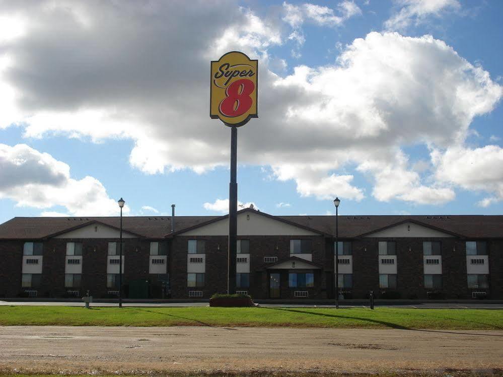 Super 8 By Wyndham Perham Hotel Exterior photo