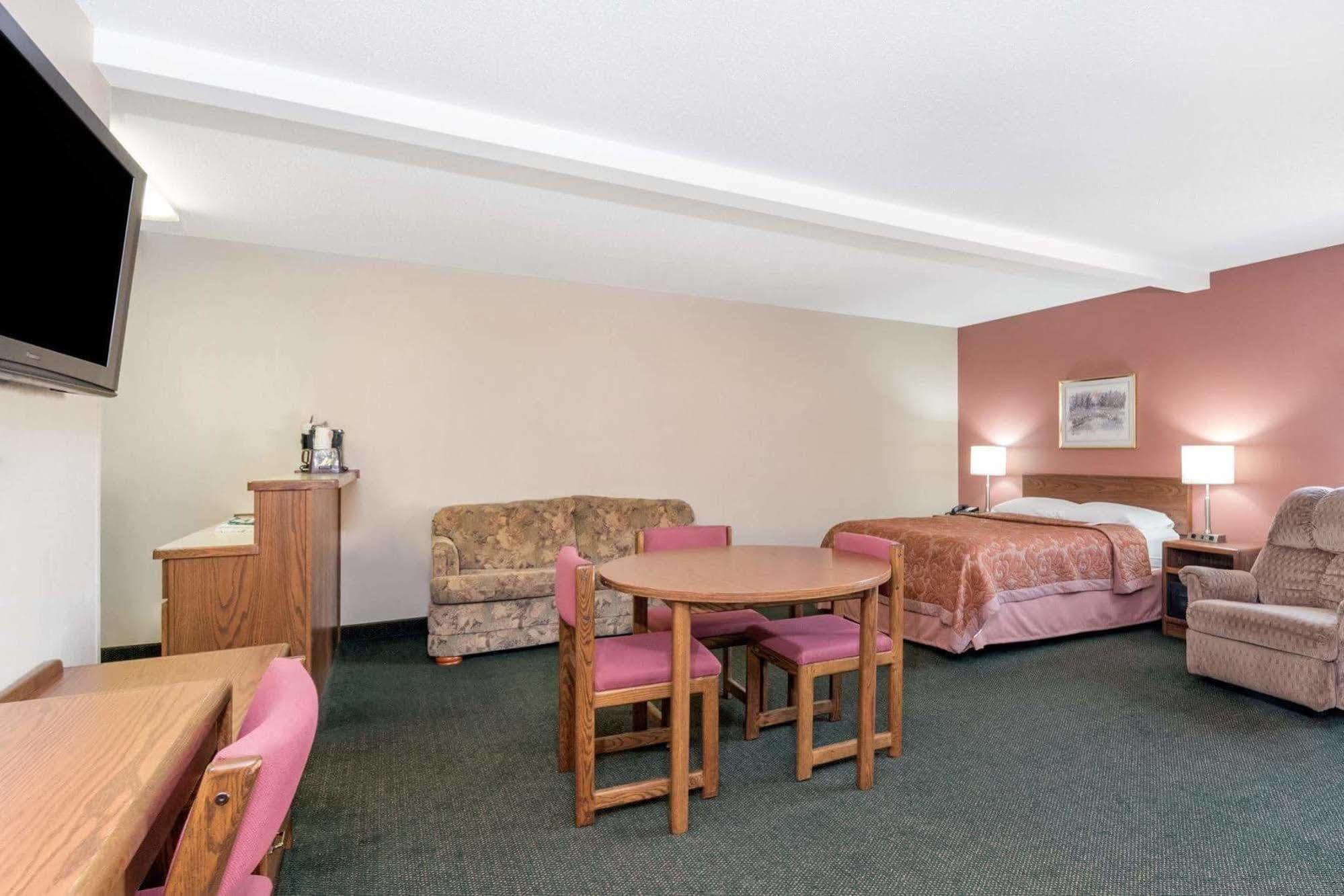 Super 8 By Wyndham Perham Hotel Exterior photo
